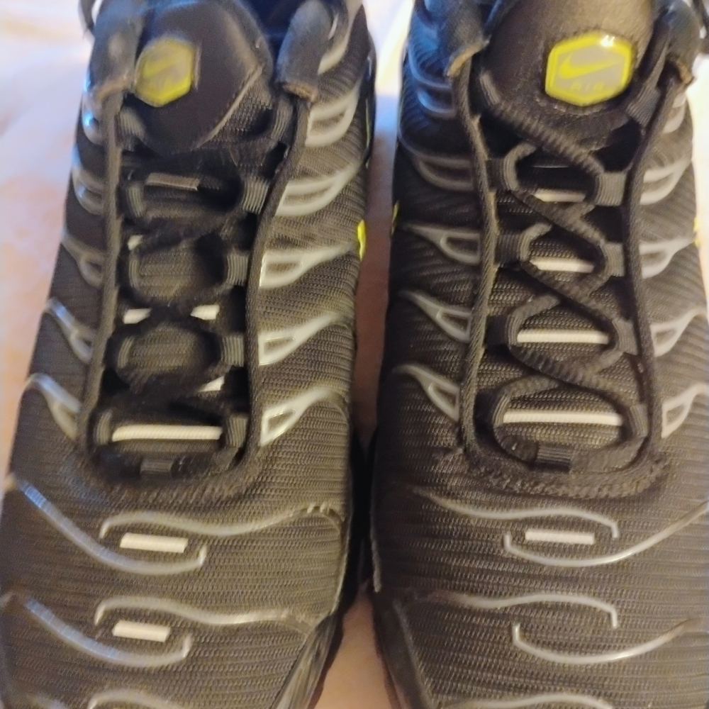 Nike Men's Black and Yellow Sneakers - Picture 2 of 7